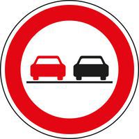 Znak drogowy Zakaz wyprzedzania (B21a)